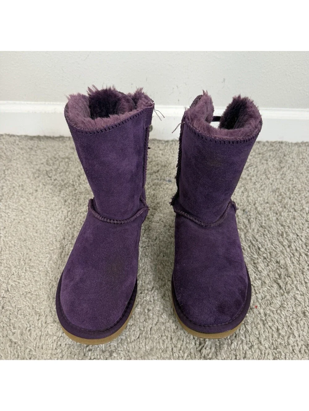 UGG some signs